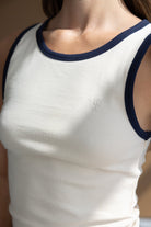 גופיית נשים לבנה עם שוליים כחולים, בד ריב מחמיא, אופנת קיץ לנשים ונערות