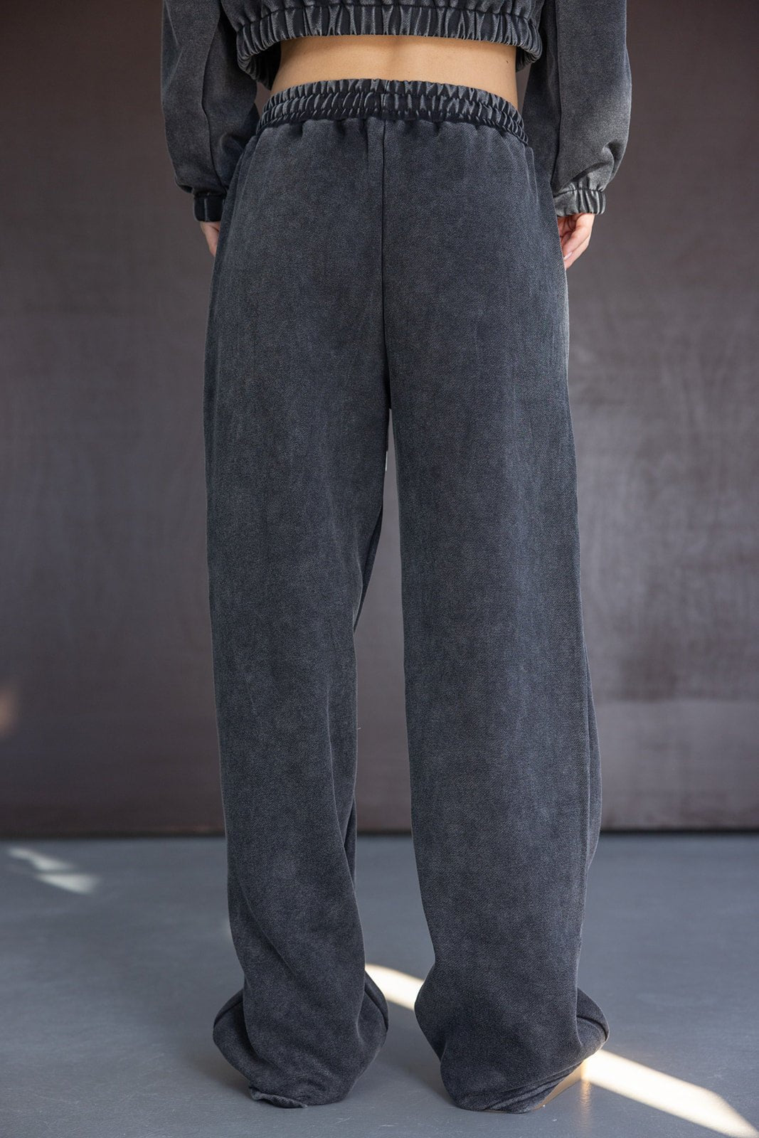 מכנסי טרנינג רחבים לנשים בצבע שחור כהה, בד קטיפה, גומי במותן, אופנת רחוב צעירה