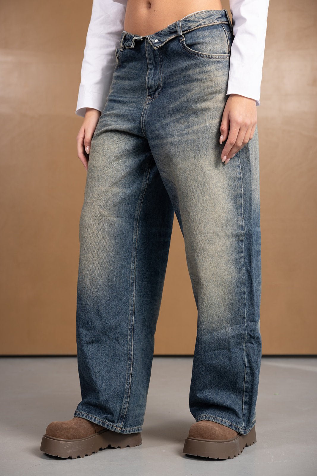 מכנסי ג'ינס רחבים לנשים בגזרה גבוהה, טרנד אופנה עם שטיפת דנים וחולצה לבנה ארוכה