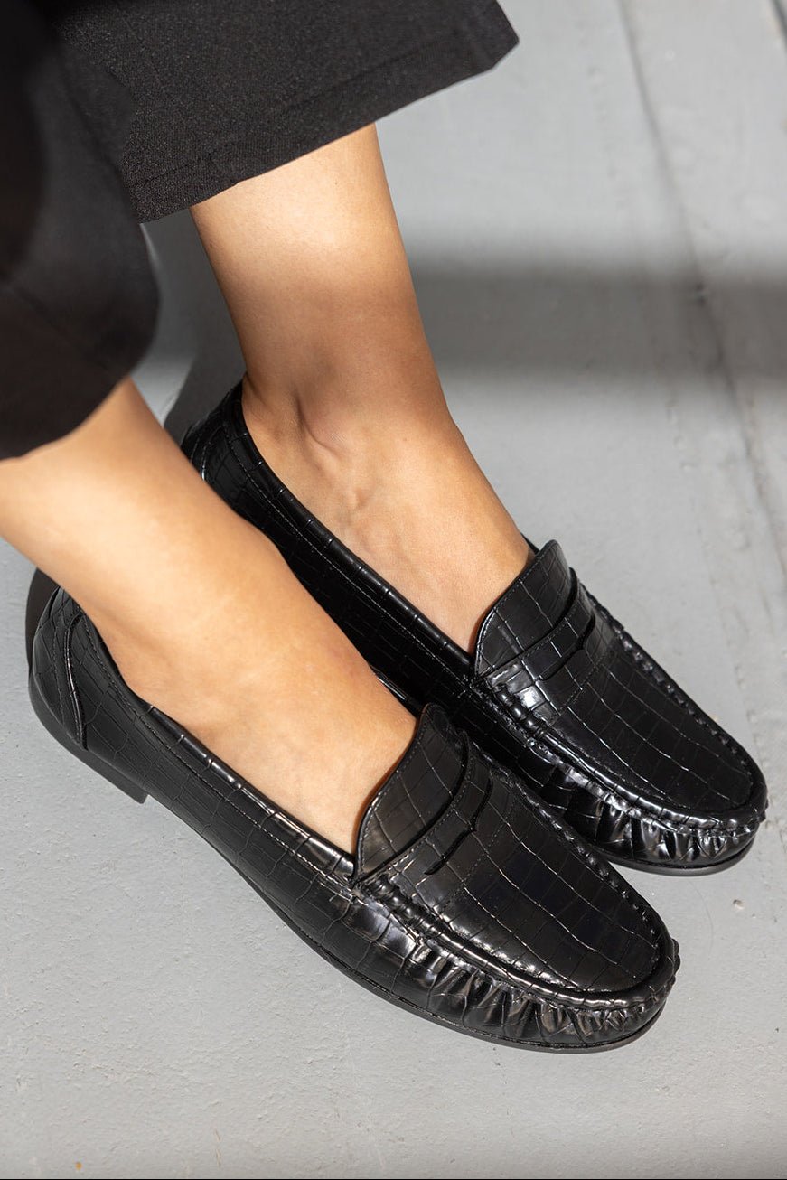 מוקסין נשים שחור עם טקסטורת קרוקודיל, נעליים שטוחות אלגנטיות לאופנה יומיומית