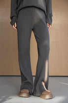 מכנסיים לנשים מבד סריג ריב כהה, גזרה רחבה ונעליים שטוחות חומות, אופנה טרנדית לנערות