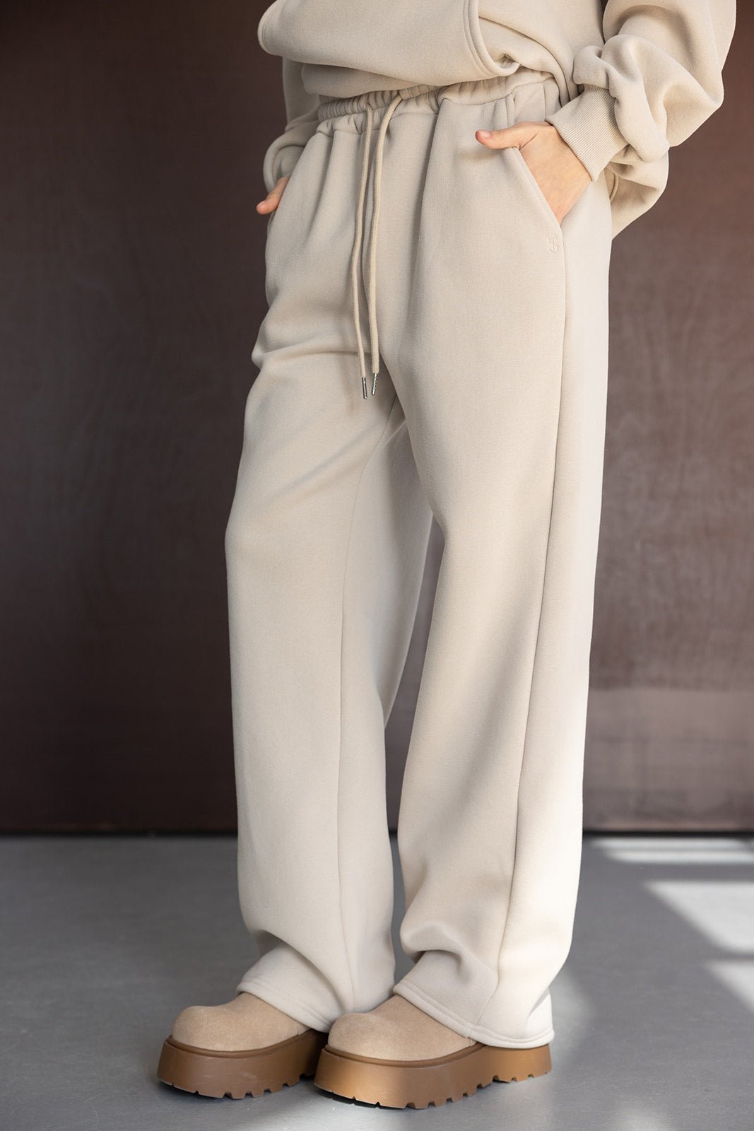 מכנסי טרנינג רחבים בצבע בז׳ עם שרוך גומי לנשים, נעלי פלטפורמה חומות, אופנה חורפית