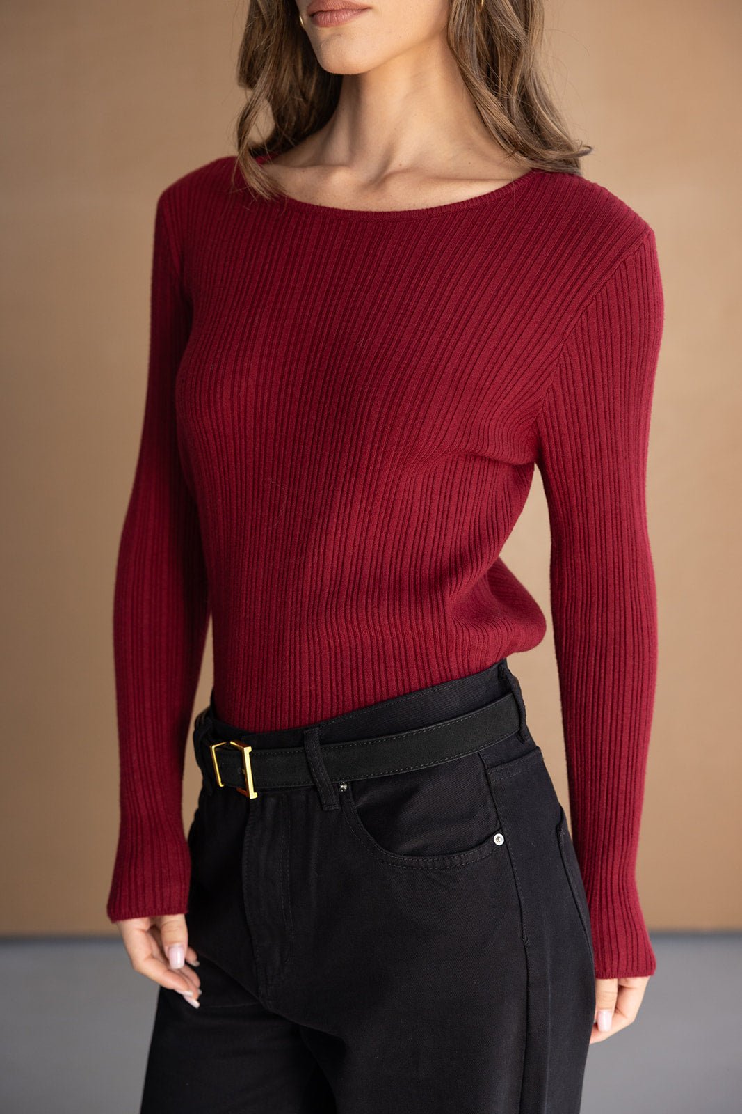 חולצת נשים סריג אדום עם שרוולים ארוכים, מכנס שחור וחגורה, אופנת חורף לנשים