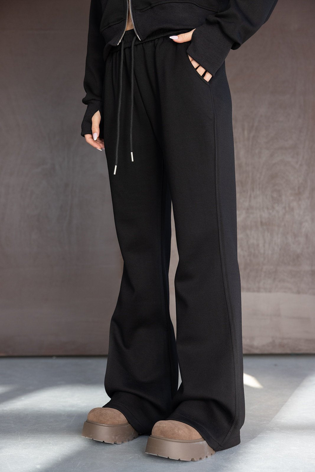 מכנסיים רחבים שחורים לנשים עם שרוך וגומי במותן, סגנון ספורט אלגנטי