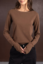 חולצת נשים ארוכה בצבע חום, בגדי אופנה לנשים, חולצה טרנדית עם שרוולים ארוכים