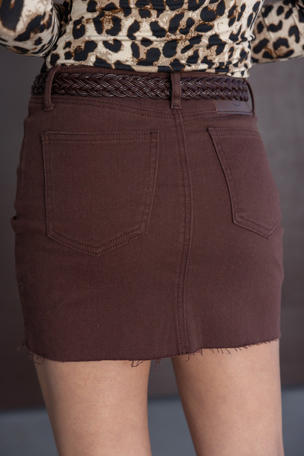 חצאית מיני ג'ינס חומה עם חגורה קלועה, חולצת הדפס מנומר, אופנת נשים צעירה