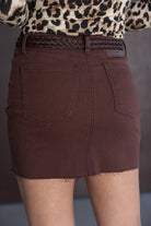 חצאית מיני ג'ינס חומה עם חגורה קלועה, חולצת הדפס מנומר, אופנת נשים צעירה