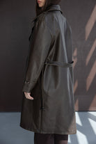 מעיל טרנץ' עור לנשים בצבע חום כהה, אופנת נשים חורף, מראה אלגנטי מודרני