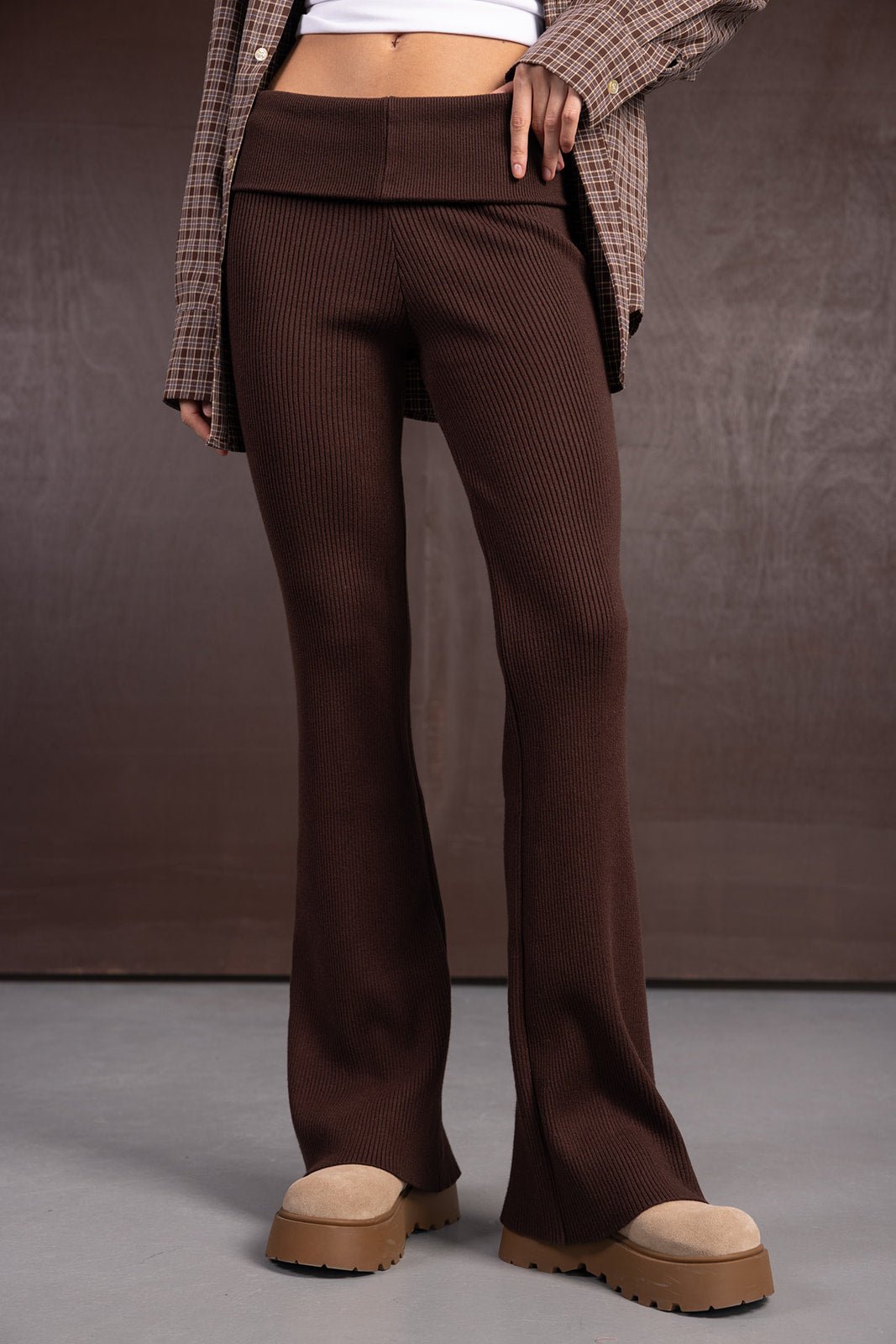 מכנסיים מחורצים חומים לנשים, גזרה גבוהה, בשילוב חולצה קצרה ומעיל משובץ, אופנה לנערות