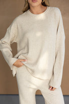 סט טריקו נשים בצבע בז' עם חולצה ומכנסיים, דגם מחמיא נעים מתאים לאופנת יום יומית