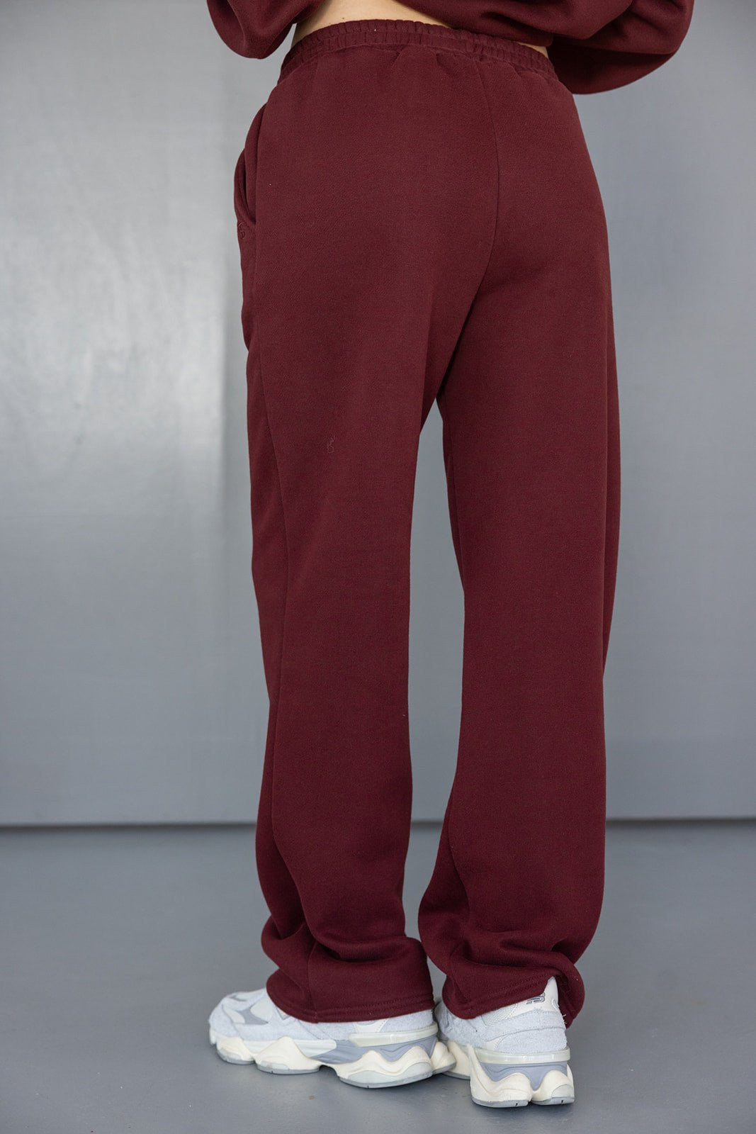 מכנסי טרנינג בורדו לנשים, גזרה רחבה, חגורת מותן אלסטית, נעלי סניקרס לבנות