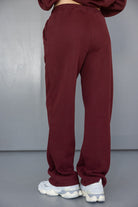 מכנסי טרנינג בורדו לנשים, גזרה רחבה, חגורת מותן אלסטית, נעלי סניקרס לבנות