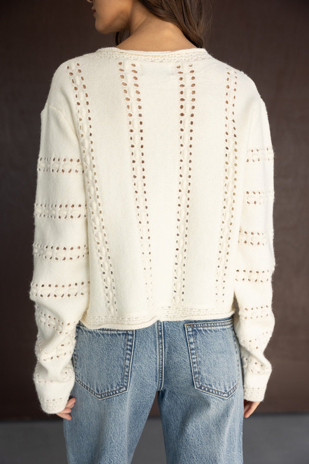 סוודר לבן מחורר לנשים עם שרוולים ארוכים ומכנסי ג'ינס, אופנת חורף לנערות