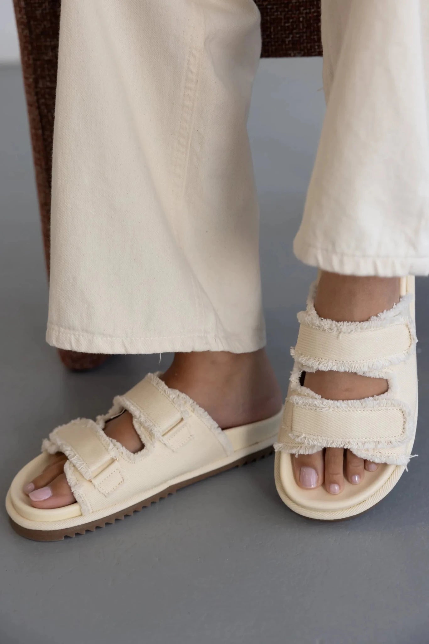 סנדלים שטוחים נשים מבד בצבע שמנת עם שתי רצועות סקוץ', מראה יומיומי ואופנתי