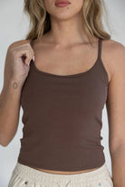 גופיית נשים חומה מחמיאה עם כתפיות ספגטי, לבוש עם מכנסיים בגוון שמנת, אופנה לנשים