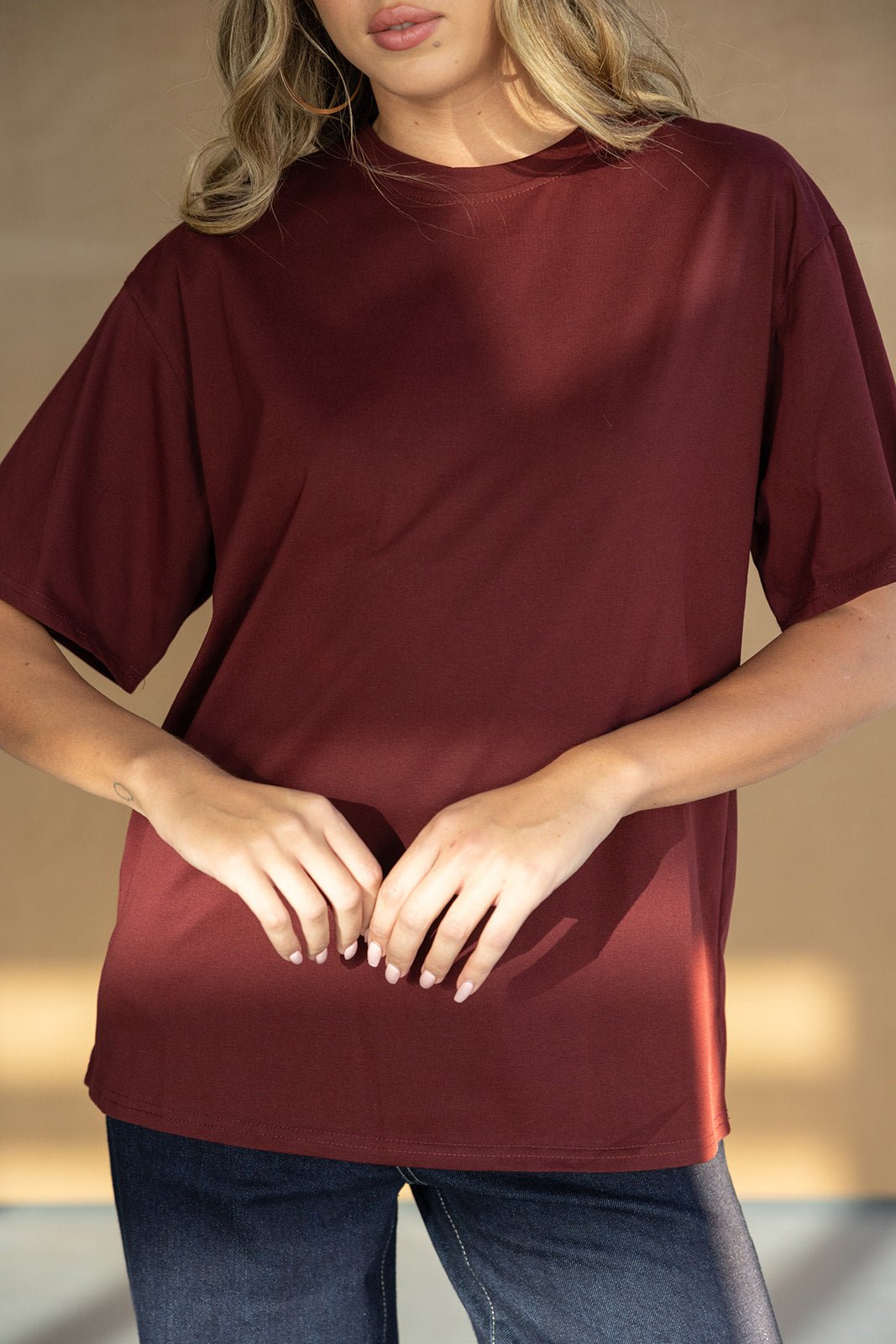 חולצת טישרט בורדו לנשים אופנתית מבד חלק, בשילוב ג'ינס קז'ואל לצעירות
