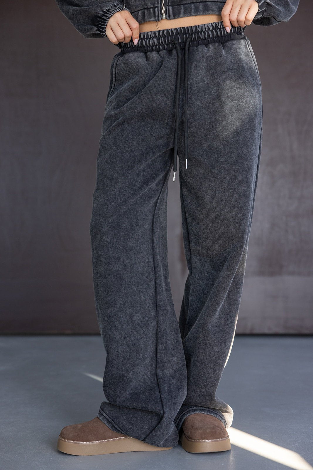 מכנסי טרנינג רחבים לנשים בצבע שחור פחם, בד רך, קו מותן גבוה ושרוך התאמה