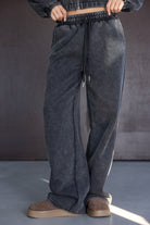 מכנסי טרנינג רחבים לנשים בצבע שחור פחם, בד רך, קו מותן גבוה ושרוך התאמה