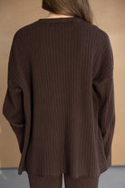 סוודר חום לנשים בגזרה רחבה עם בד ריב, מבט מאחור, אופנה לנערות