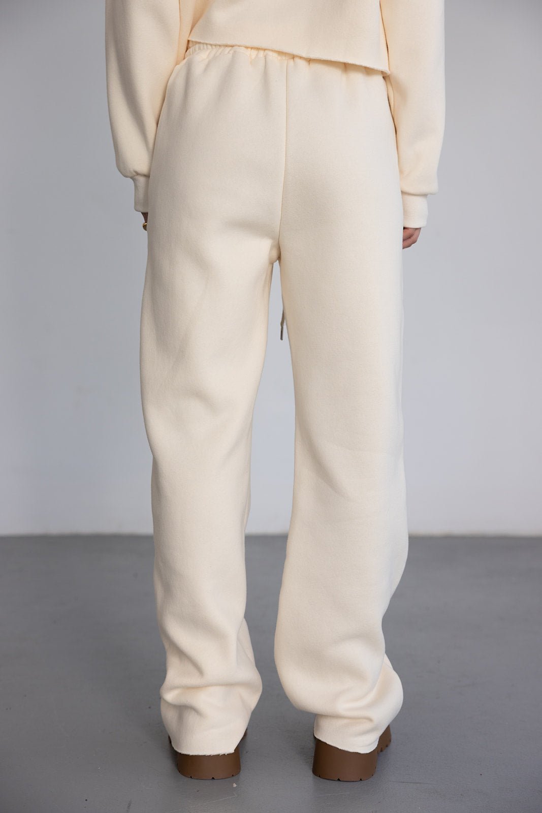 מכנסי טרנינג נשים בצבע שמנת בגזרה רחבה, בד רך לנוחות ולוק יומיומי אופנתי