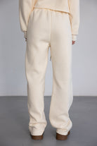 מכנסי טרנינג נשים בצבע שמנת בגזרה רחבה, בד רך לנוחות ולוק יומיומי אופנתי