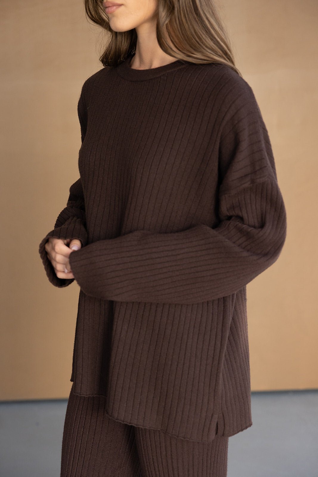 סט חולצה ומכנסיים חורפי לנשים בצבע חום כהה, בד סרוג ריב, אופנה לנערות