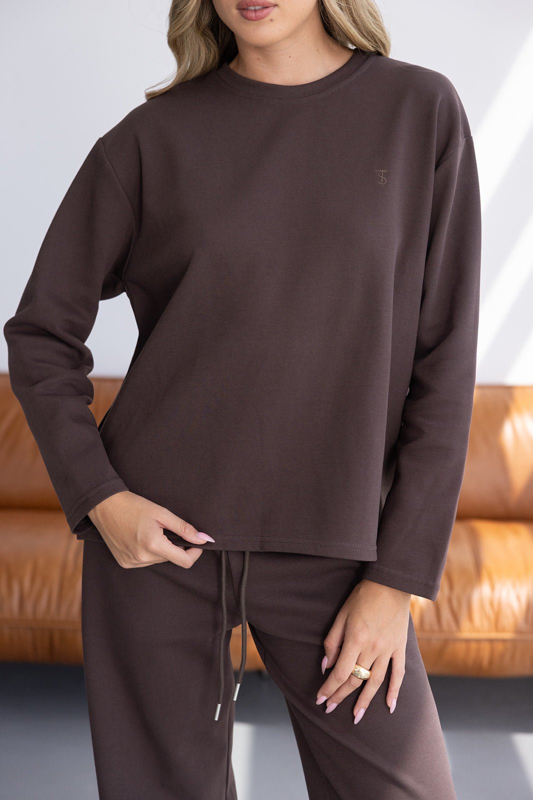 סט טרנינג חום לנשים, חולצה עם שרוולים ארוכים ומכנסיים בגזרה נוחה, אופנה מודרנית לנערות