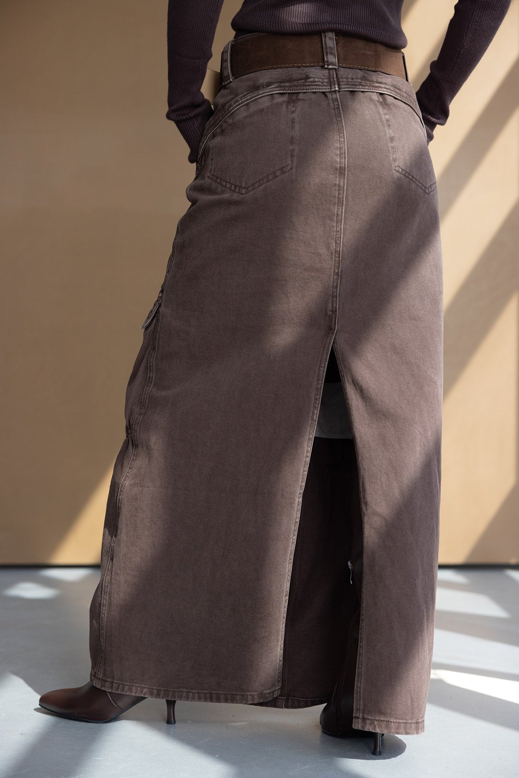 חצאית ג'ינס חומה ארוכה עם שסע אחורי, בגדי נשים אופנתיים