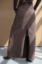 חצאית ג'ינס חומה ארוכה עם שסע אחורי, בגדי נשים אופנתיים