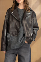 אופנה לנשים, ז'קט עור שחור קלאסי לגברים עם סוודר אפור ומכנסי ג'ינס כהים