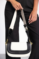 תיק צד אופנתי לנשים בצבע שחור ולבן עם רצועה עבה, אביזרי זהב ולבוש אלגנטי