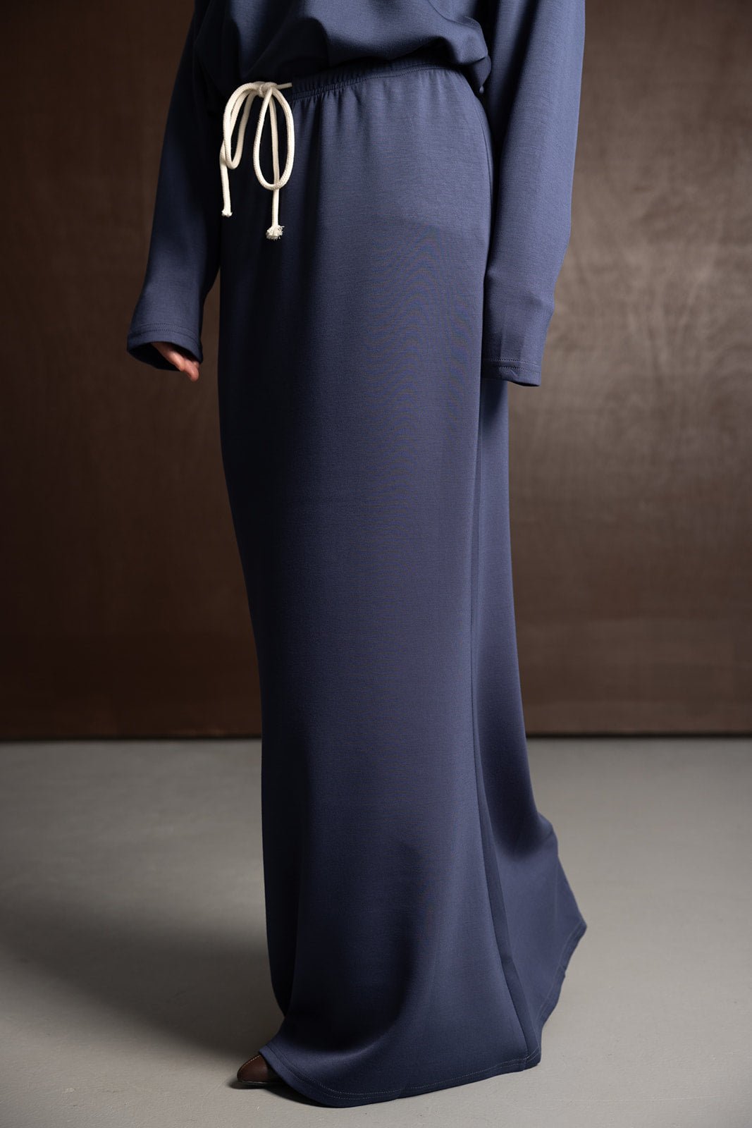 חצאית מקסי כחולה לנשים עם שרוך קשירה, בד רך, מתאים לאופנת קז'ואל ואלגנט