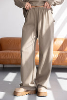 מכנסיים רחבים לנשים בצבע בז', בד כותנה, עם גומי במותן, צילום באור טבעי בבית