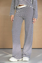 חליפת נשים פסים בצבעי שחור-לבן בסגנון קז'ואל, כולל מכנסיים רחבים וסווטשירט תואם