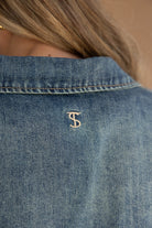 ג'קט ג'ינס לנשים עם רקמת אותיות בגב, מראה אופנתי לצעירות