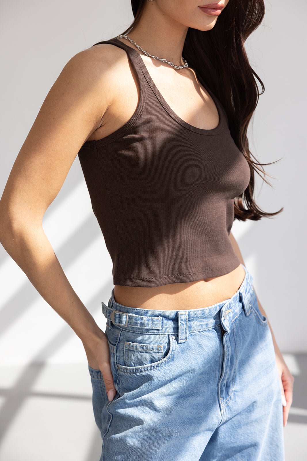 גופיית ריב חומה לנשים עם שרשרת כסף, ג'ינס כחול רחב, אופנת קיץ לנערות וצעירות