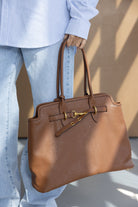 תיק יד חום לנשים, עור עם אבזמים זהובים, אופנתי ליום יום, משתלב עם ג'ינס וחולצה מחויטת