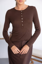 חולצת נשים חום כהה עם שרוול ארוך וכפתורים, אופנה לנשים צעירות