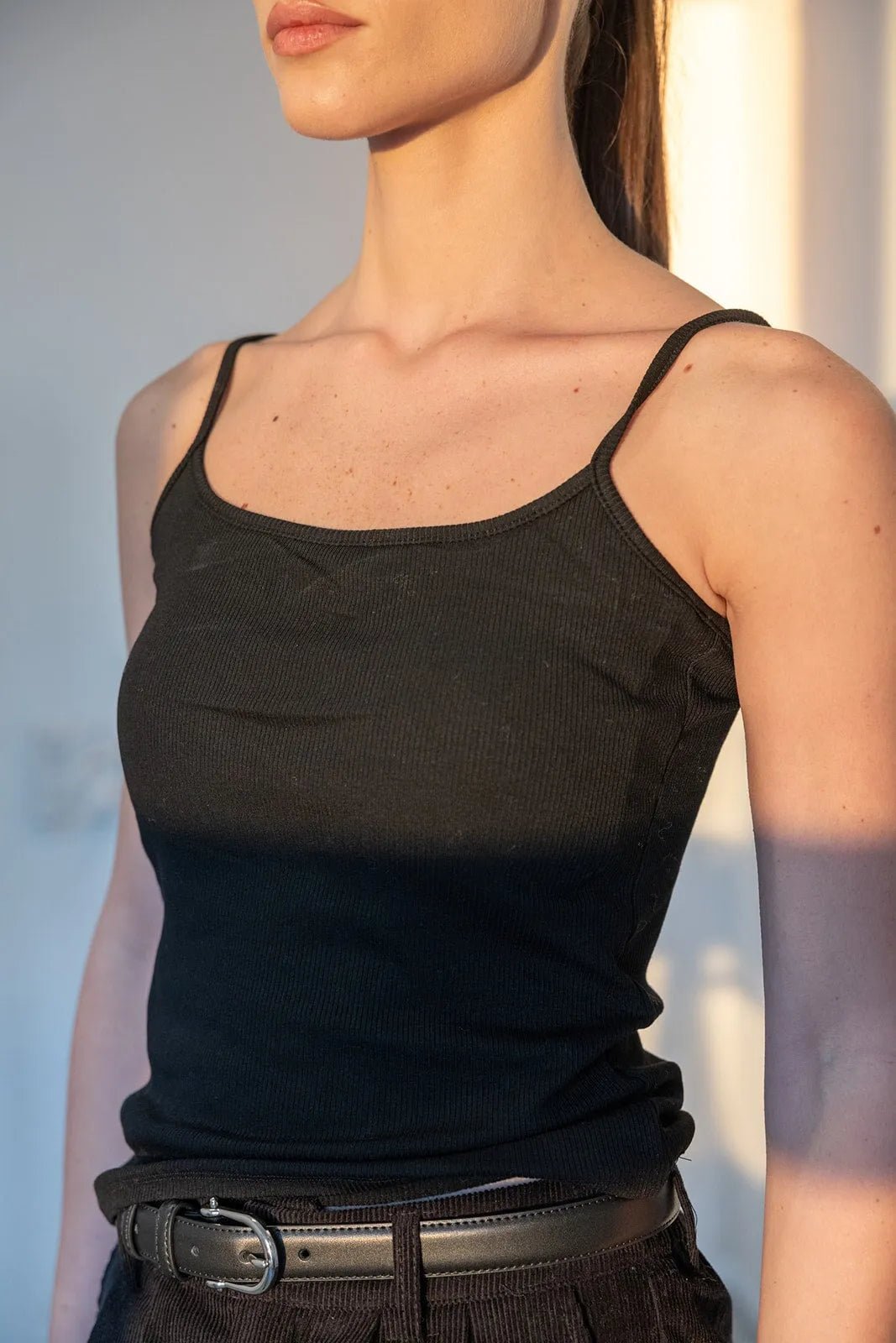 גופיית נשים שחורה עם כתפיות דקות, לבוש יומיומי אופנתי לנשים ונערות