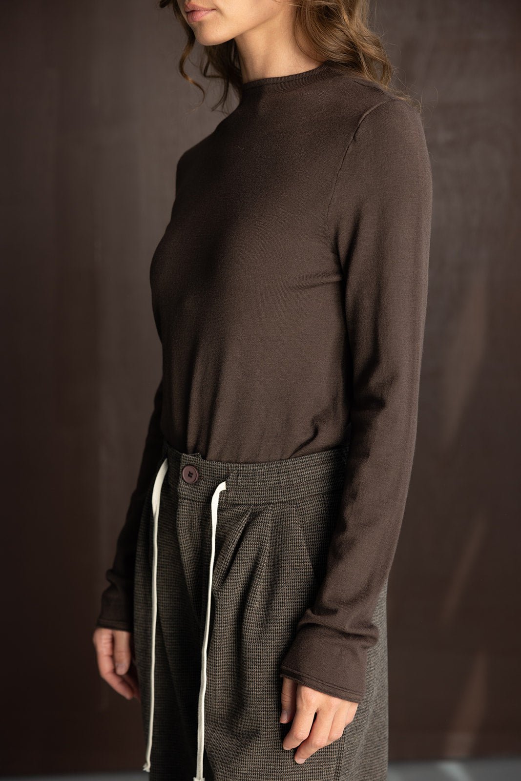 חולצת נשים חומה עם שרוולים ארוכים ומכנסיים בגזרה גבוהה עם שרוך, אופנה לנשים