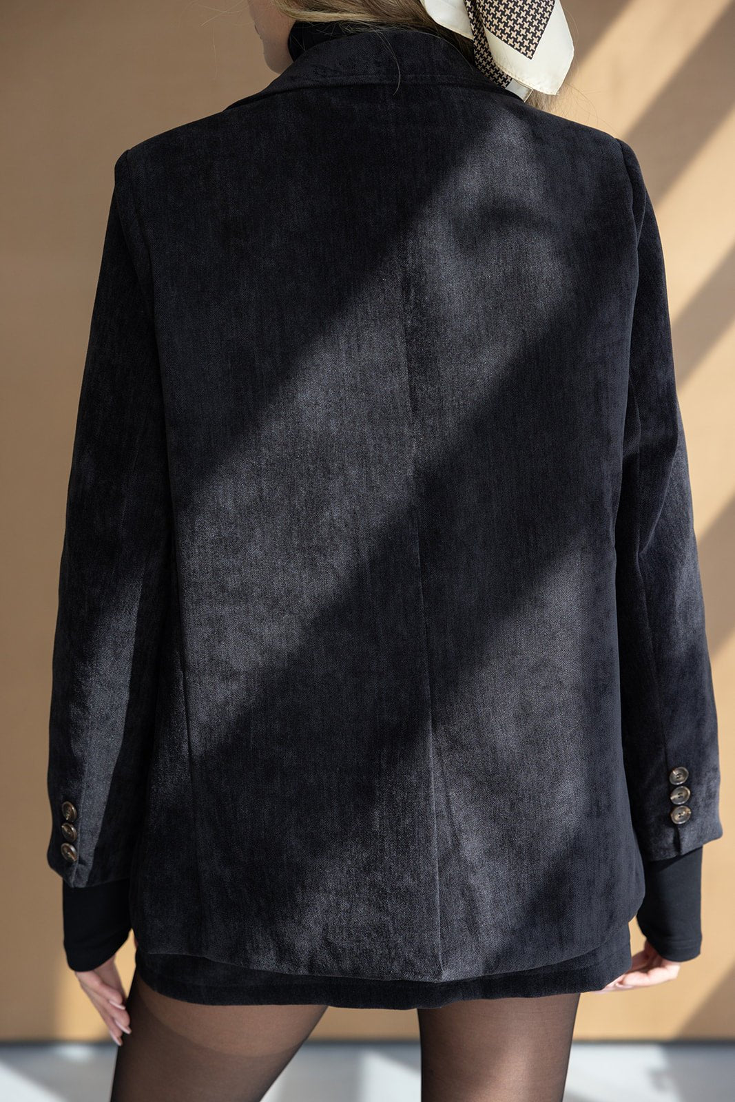 בלייזר מחויט שחור לנשים, בד קטיפה, מבט מאחור, כפתורים לשרוולים, סטייל אופנתי