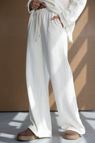 מכנסיים רחבים בצבע שמנת עם גומי במותן, נעלי בית חומות לנשים, סטייל קז'ואל נינוח