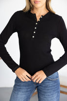 חולצה שחורה ארוכה לנשים עם כפתורים, משולבת עם ג׳ינס, אופנת נשים מודרנית