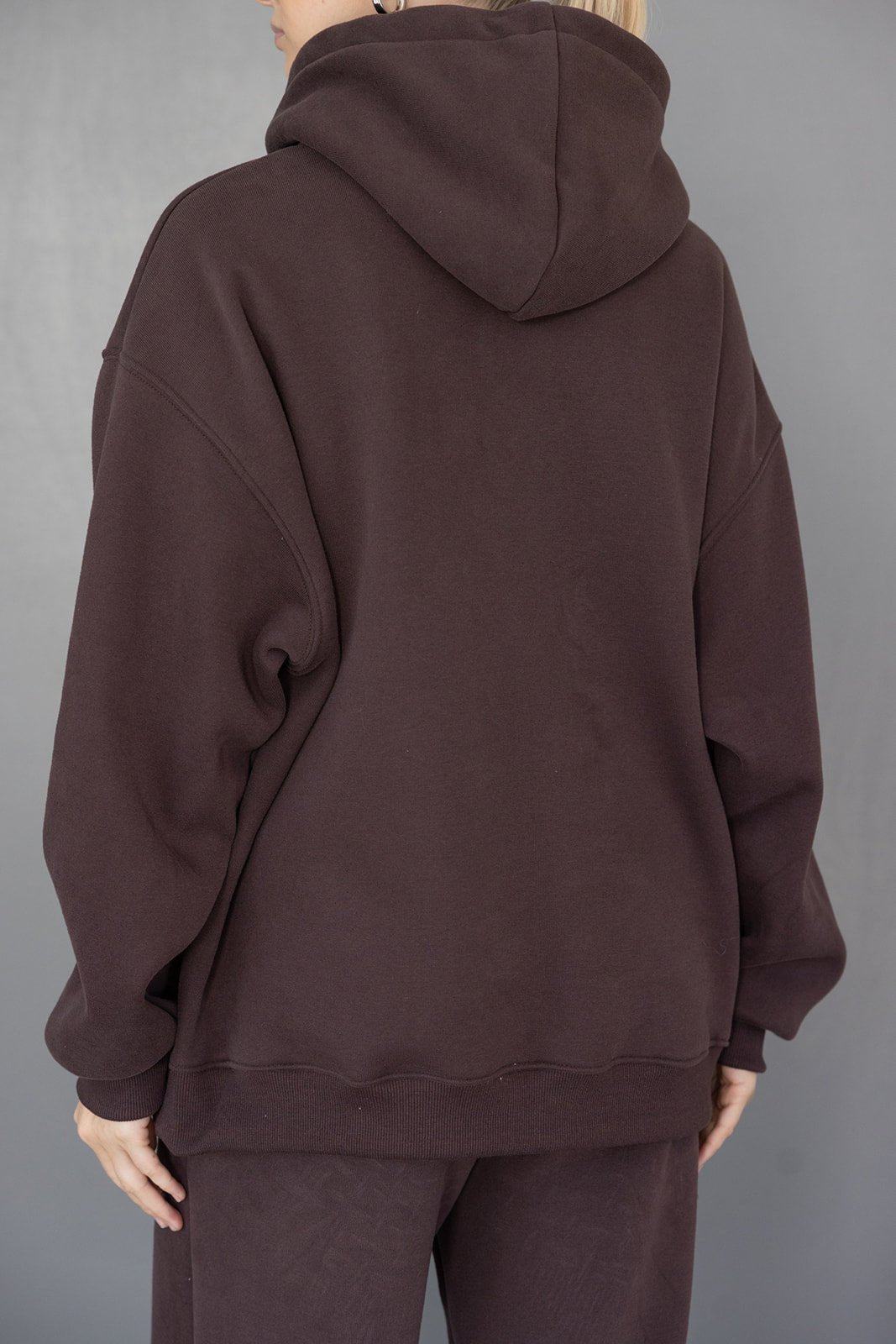 סט לבוש נשים הכולל סווטשירט חום כהה קפוצ'ון ומכנסיים תואמים, מבד נעים ואופנתי