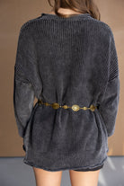 סוודר סרוג לנשים בצבע אפור כהה עם חגורת מתכת זהב טרנדית, צילום מאחור