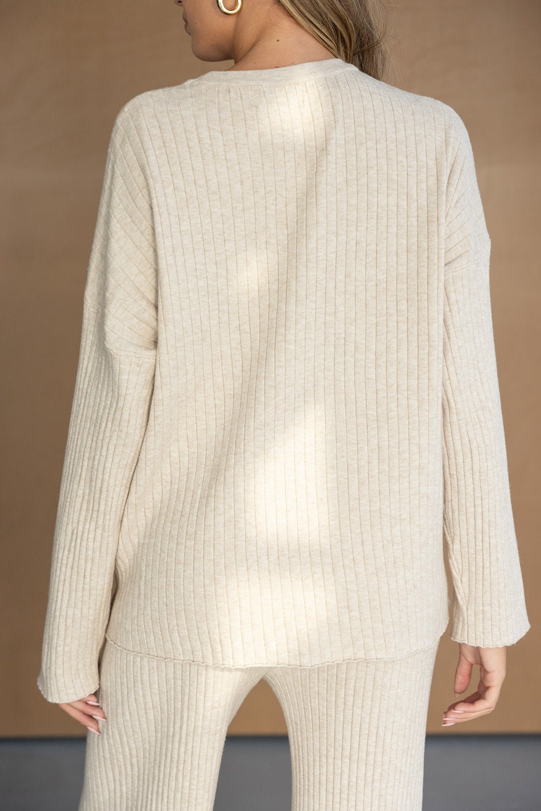 חליפת נשים מסוגננת בצבע בז' מבד ריב, חולצה ומכנסיים ארוכים, אופנה לנשים צעירות