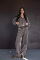 אישה לובשת סט טרנינג אפור אופנתי עם מכנס רחב וז'קט רוכסן, לוק קז'ואל חורפי לנשים