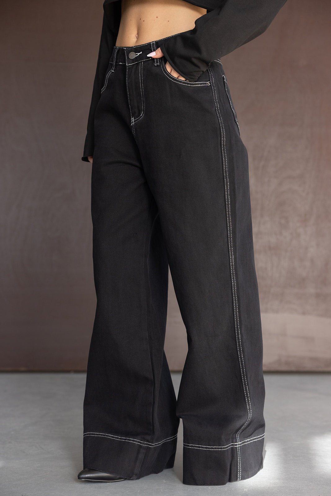 מכנסי ג'ינס רחבים לנשים בצבע שחור עם תפרים בולטים, אופנת רחוב לנערות