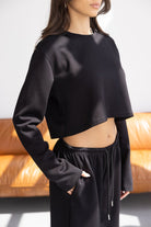 סט טרנינג נשים אופנתי בצבע שחור, חולצת קרופ ארוכה ומכנסיים בגזרה גבוהה