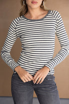 חולצת נשים פסים שרוול ארוך בגווני שחור ולבן, ג'ינס כהה, אופנת נשים צעירה